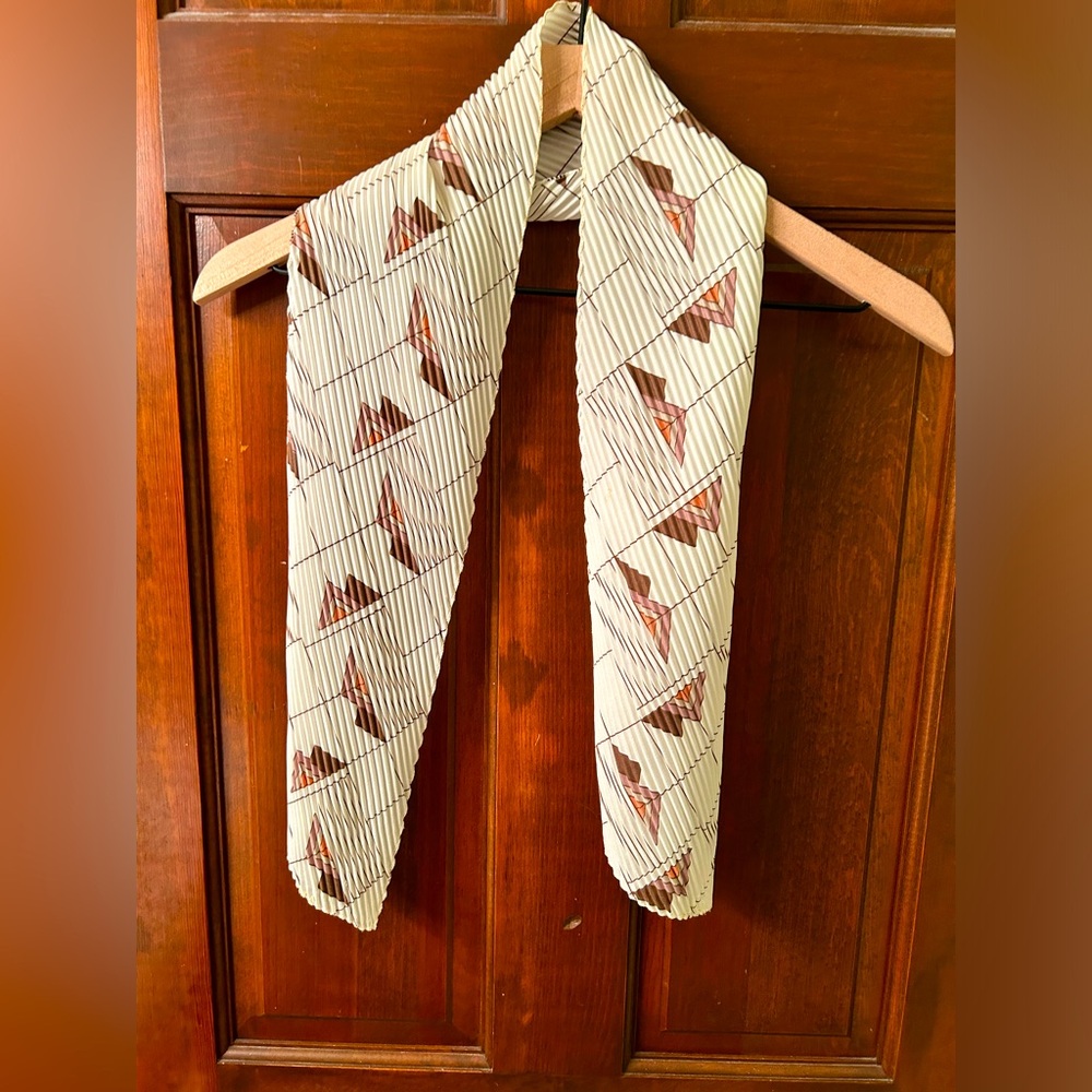 VTG Textured 70s pyramid patterned oblong scarf. Unsigned